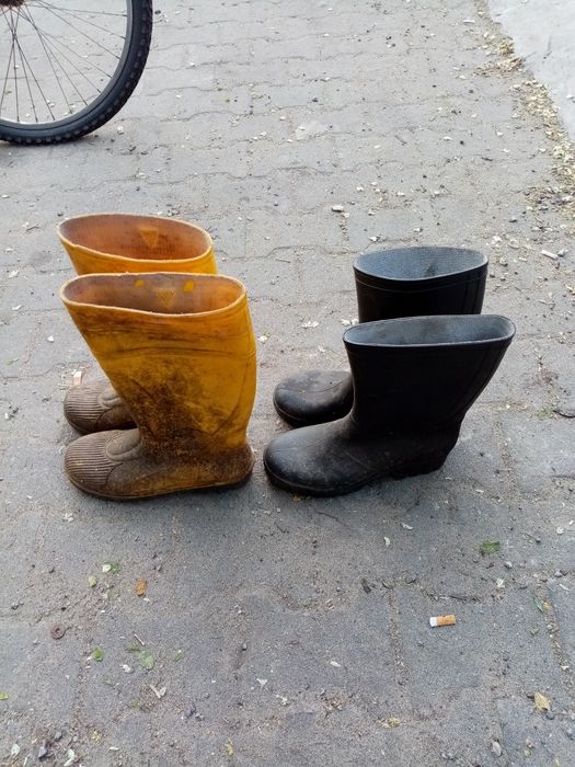 Kalosze ro. 43 dwie pary.