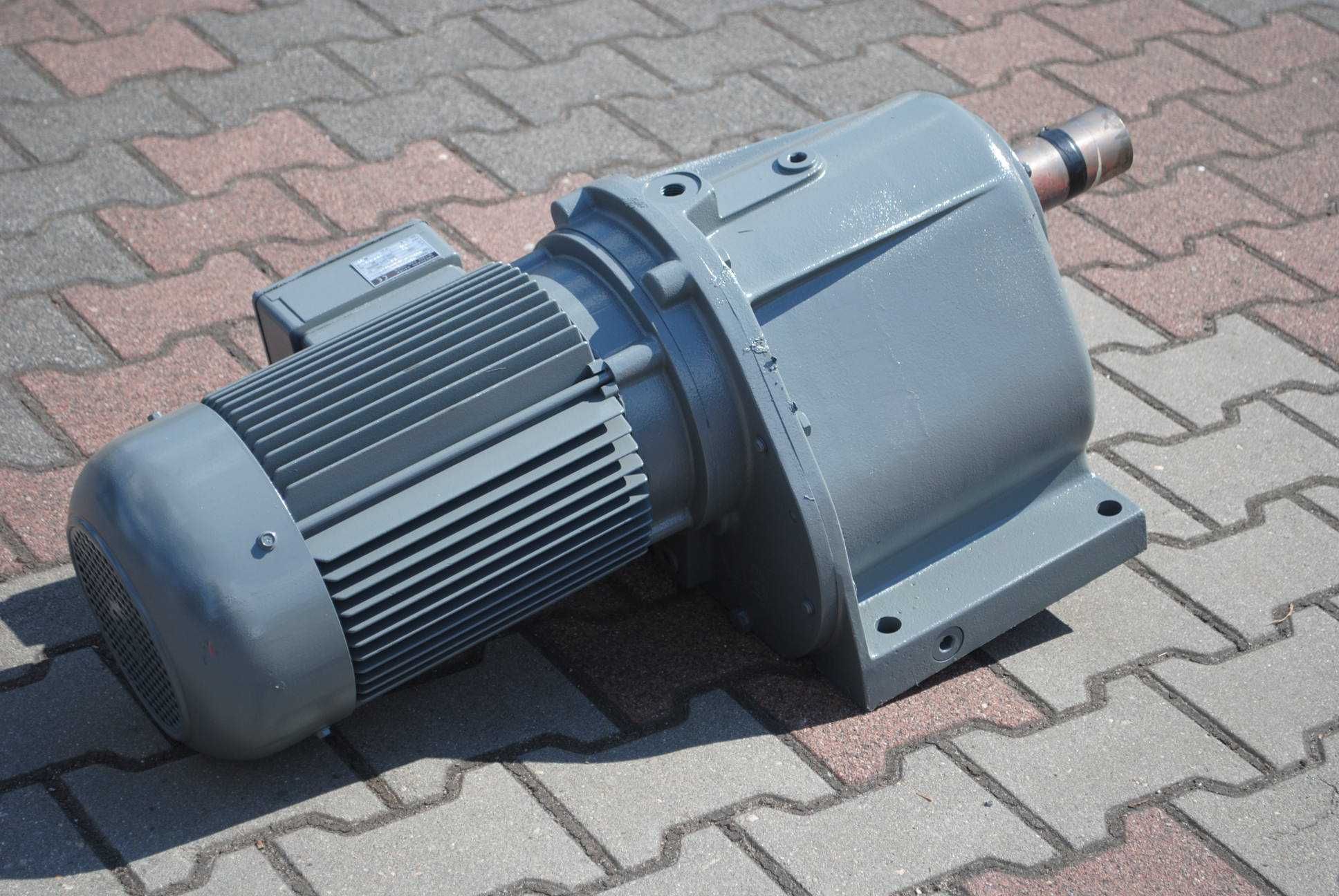 Motoreduktor 5.5kw. 38obr./min.. Firmy Bauer