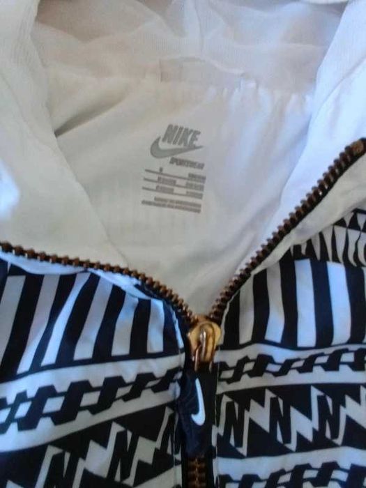 Blusão Nike Air preto e branco