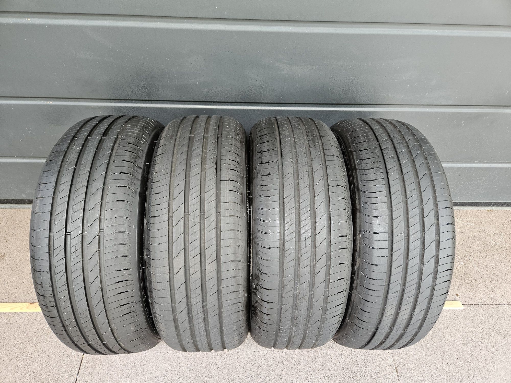 Komplet opon 215/55/R17 Goodyear efficientgrip performance 2 2024 demo