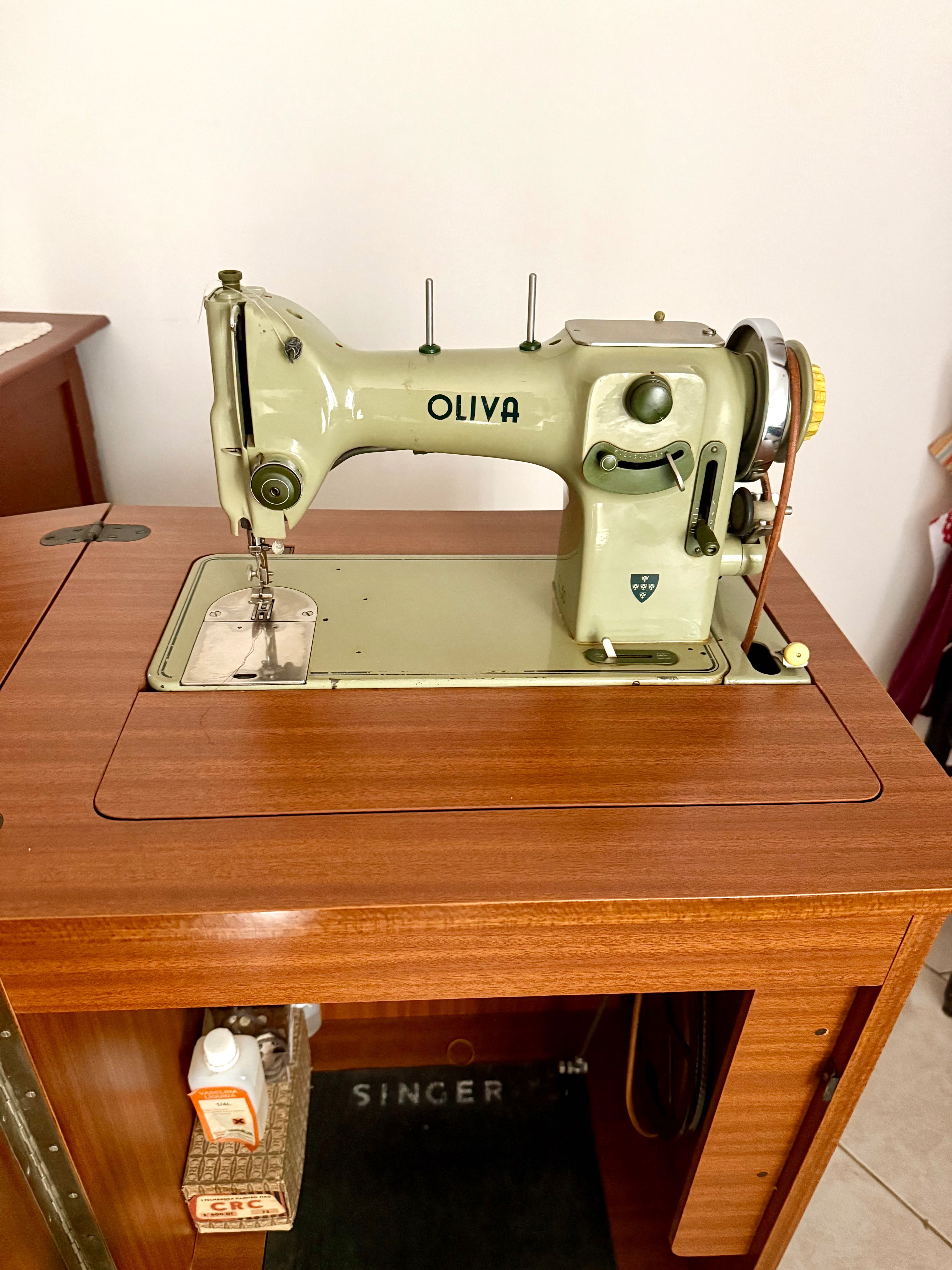 Máquina de costura Oliva com móvel