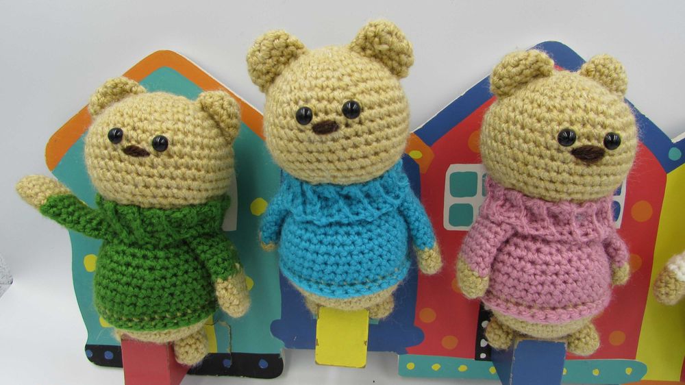 Misiu w koszulce ręcznie robiony maskotka amigurumi