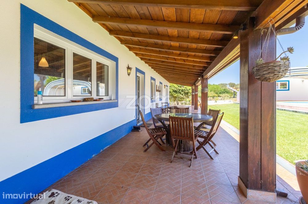 Propriedade com 25.000m2, piscina, court ténis e 2 espaços habitacõ...