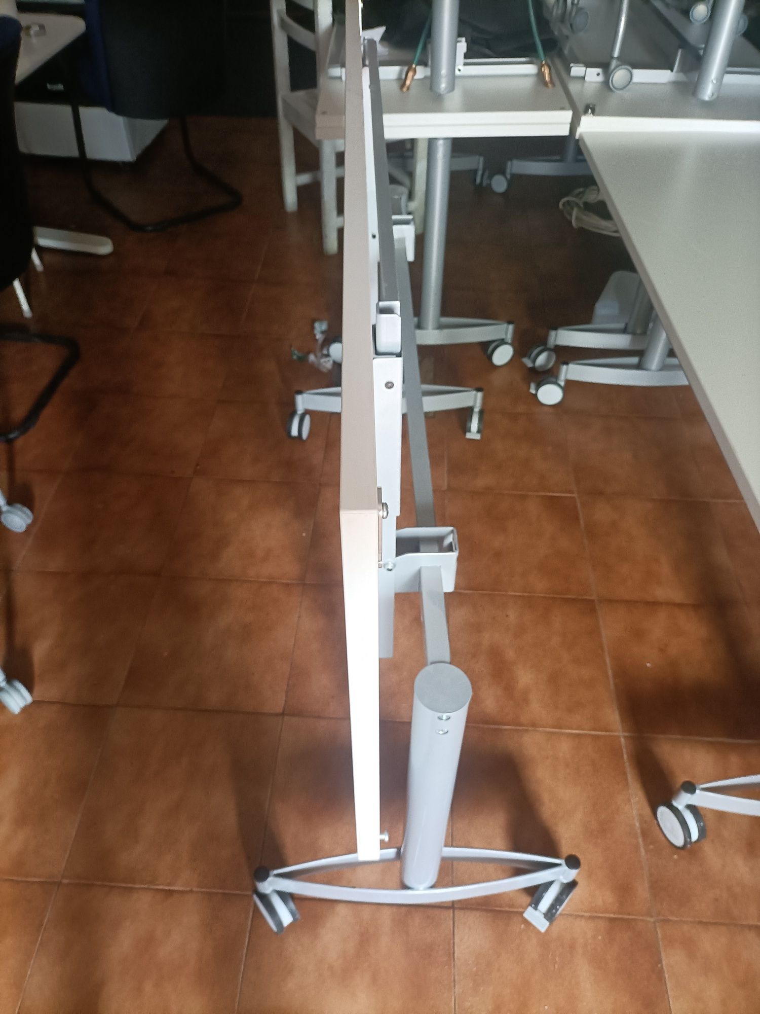 Mesa articulada com rodas