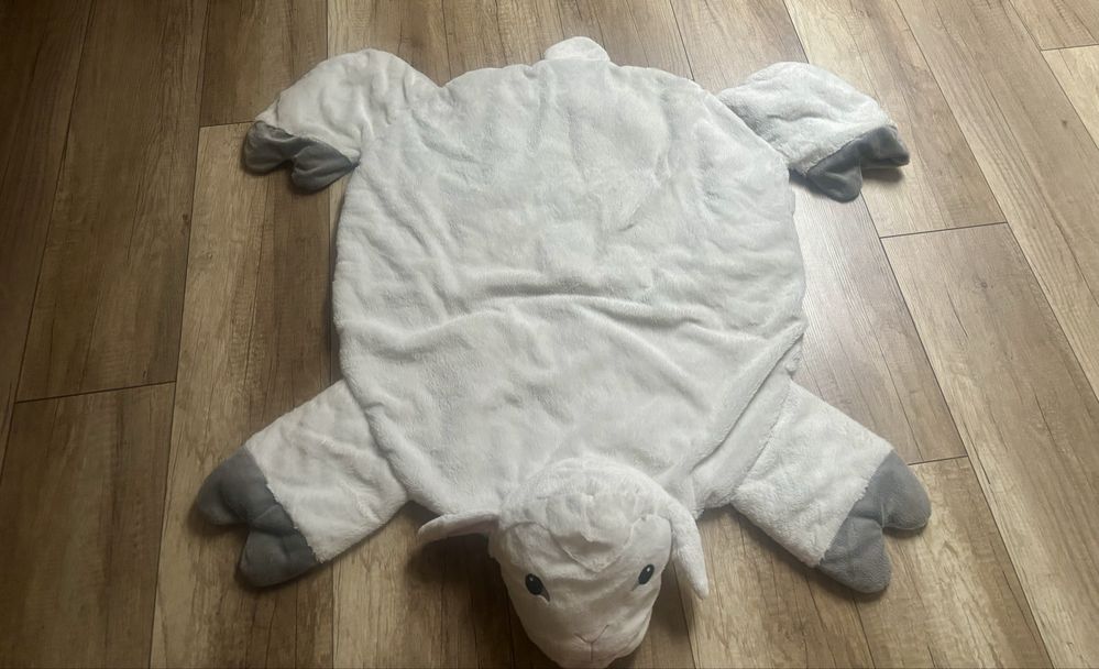 Dywanik/ mata owieczka do pokoju dziecęcego Ikea.