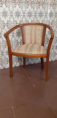 Cadeira Almofadada de Madeira