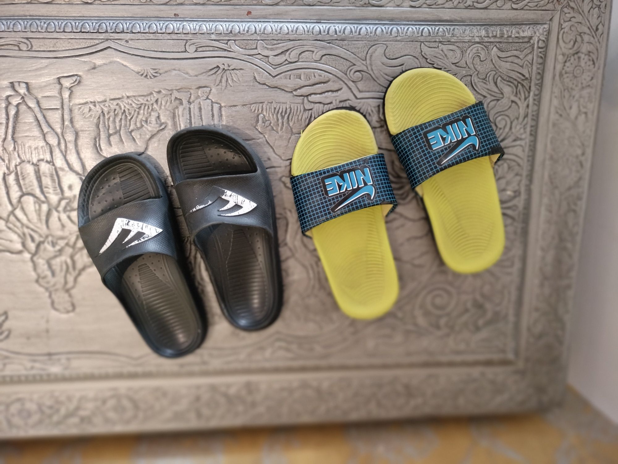 Vendo dois chinelos de verão por 5€