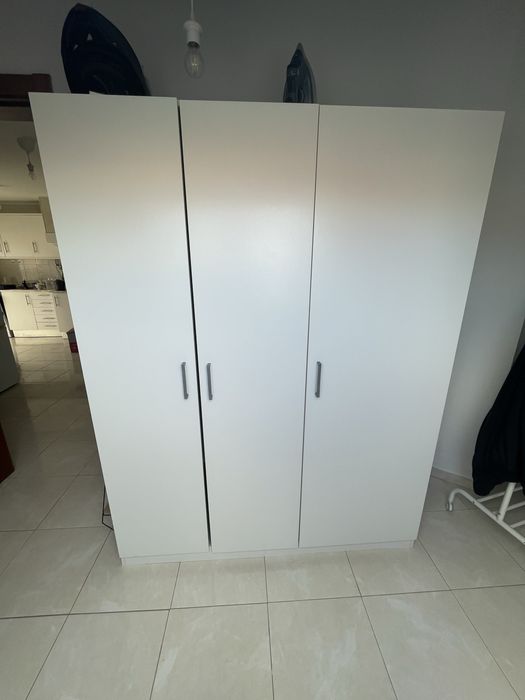 Roupeiro usado com prateleiras