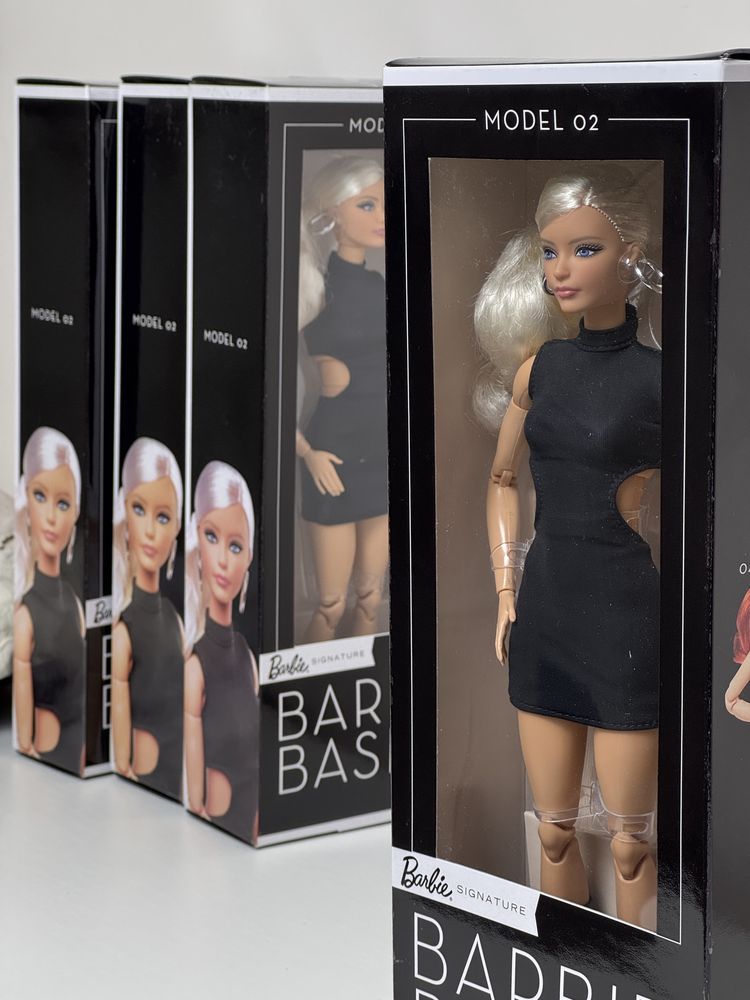 Колекційна лялька Барбі Barbie Basics Model 02 зі світлим волоссям