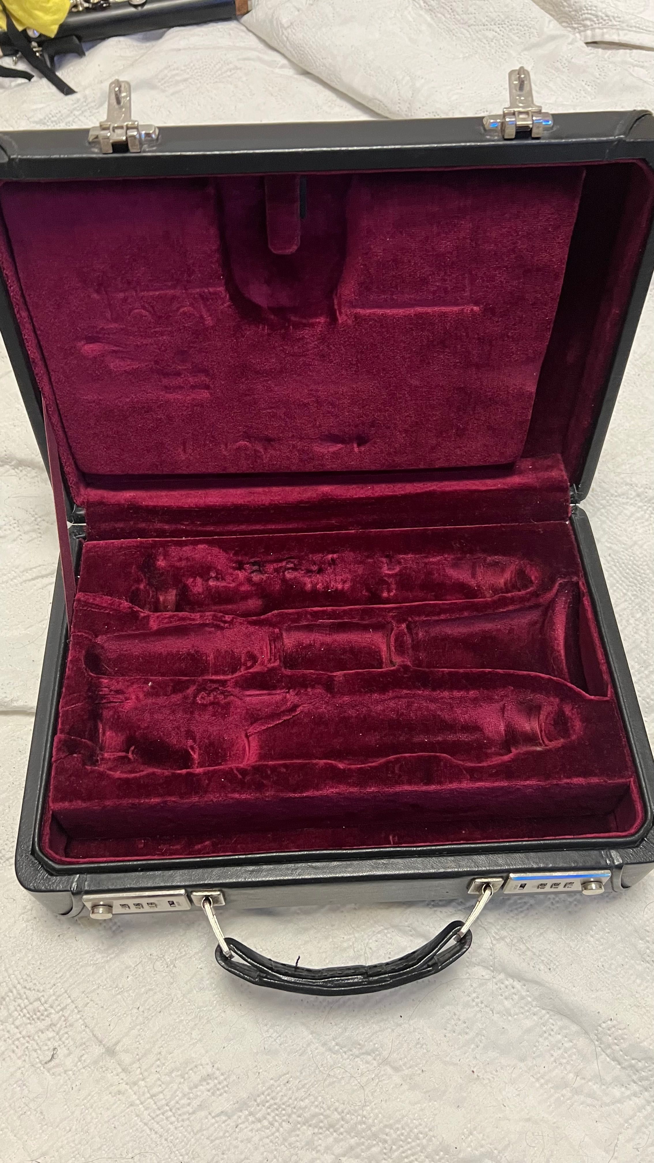 Vende-se estojo  Buffet Crampon para clarinete em si b