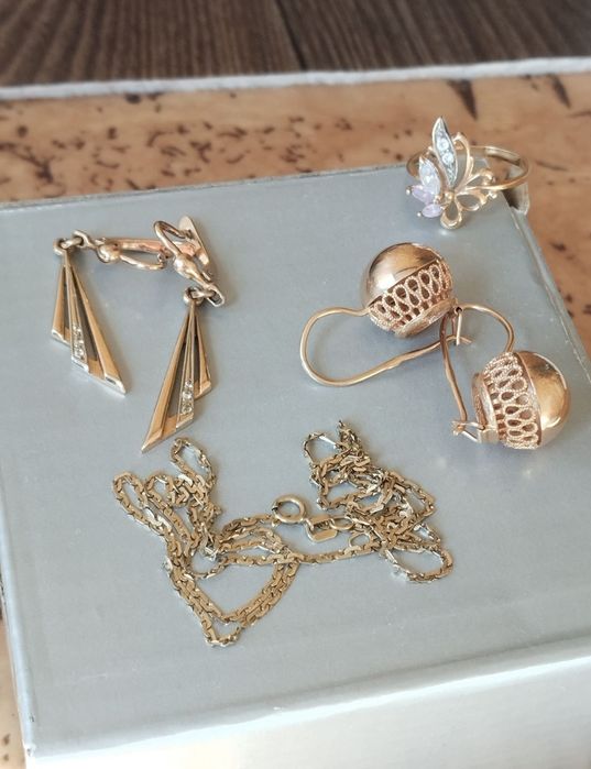 Продам золотые серьги