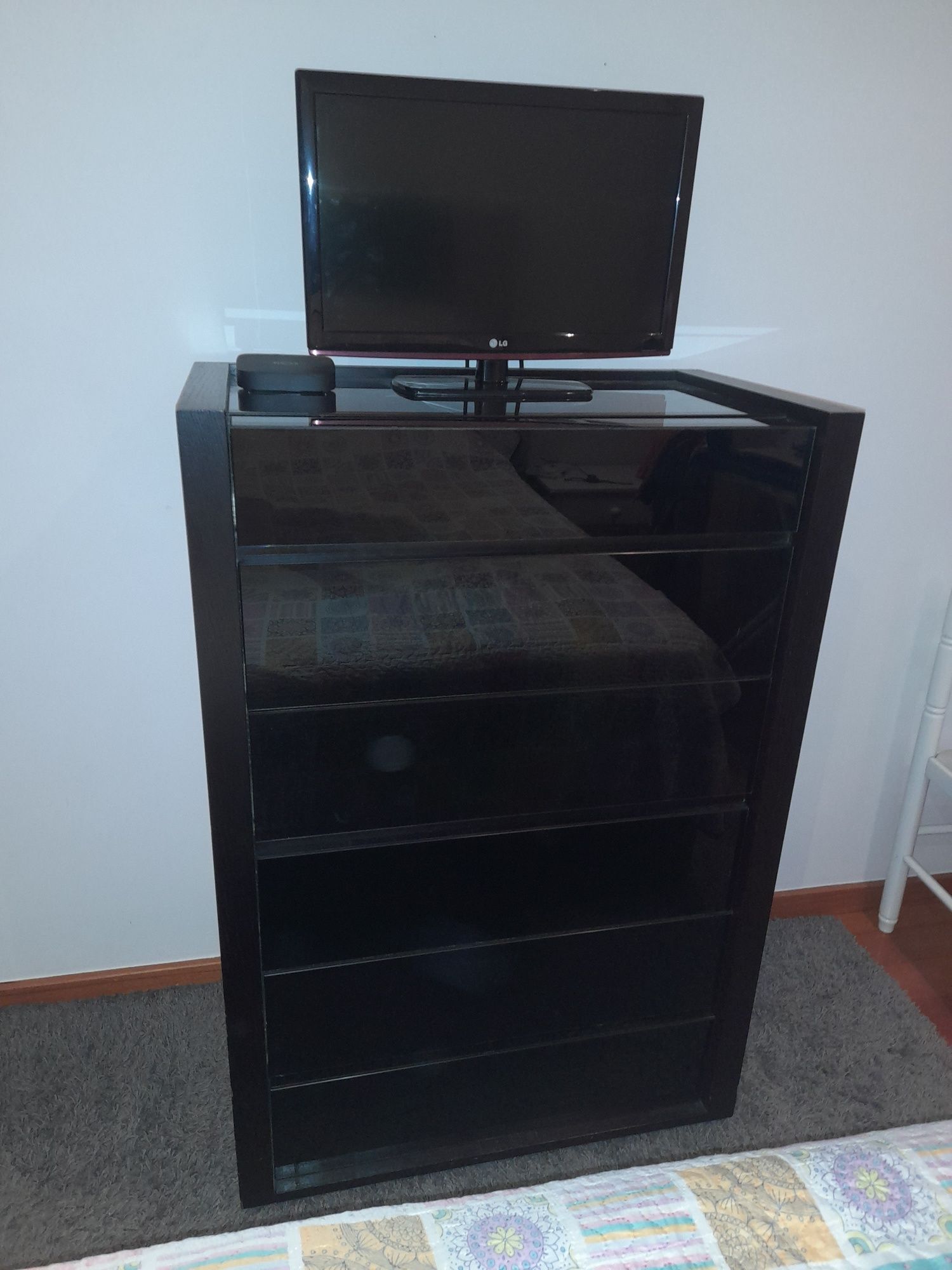 mobiliário de uma sala de estar e de um quarto