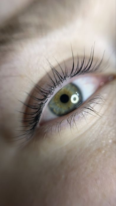 Нарощення та ламінування вій