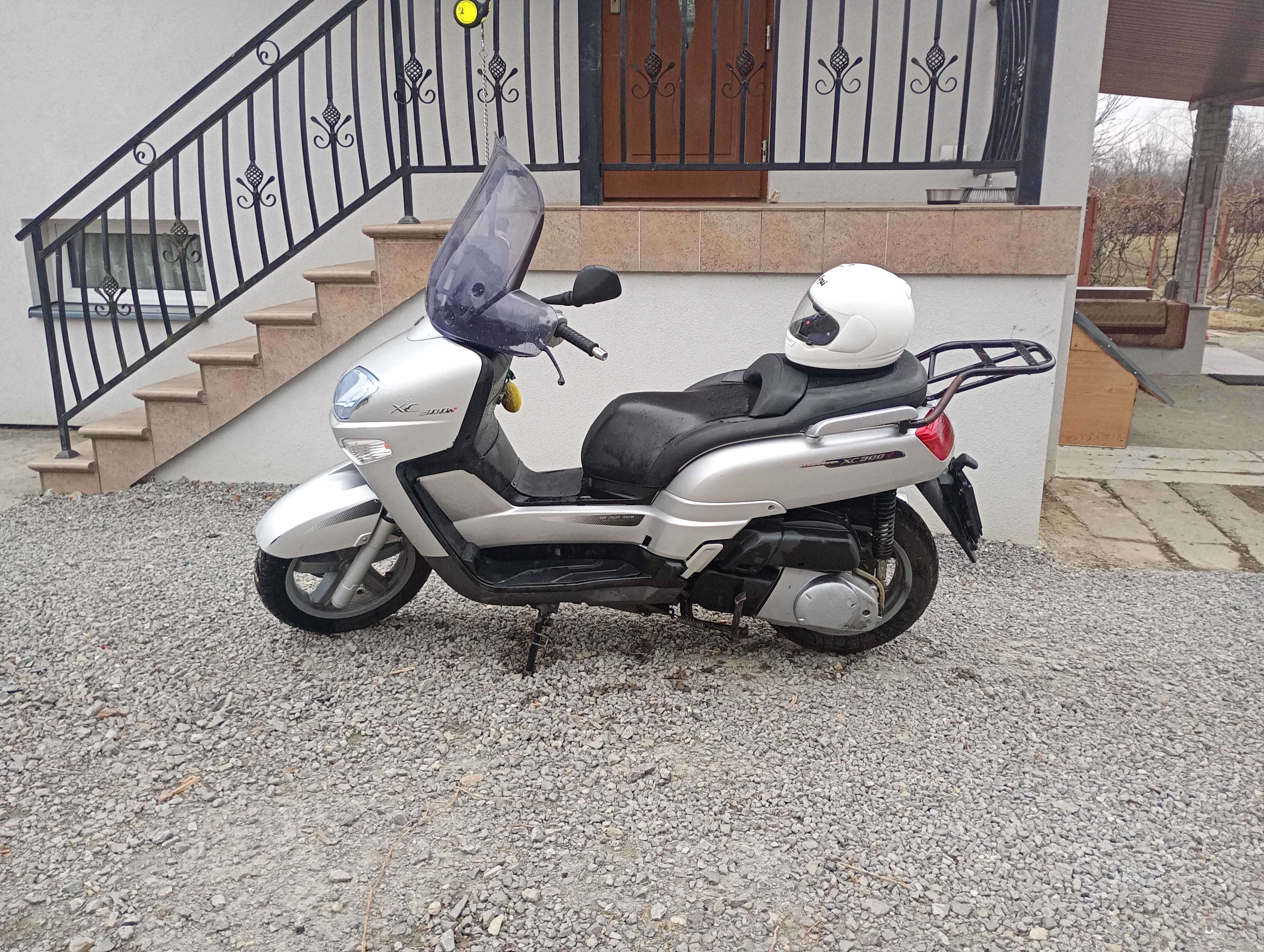 Yamaha XC 300. 4 lata w moim posiadaniu. Kask nie jest do sprzedaży.