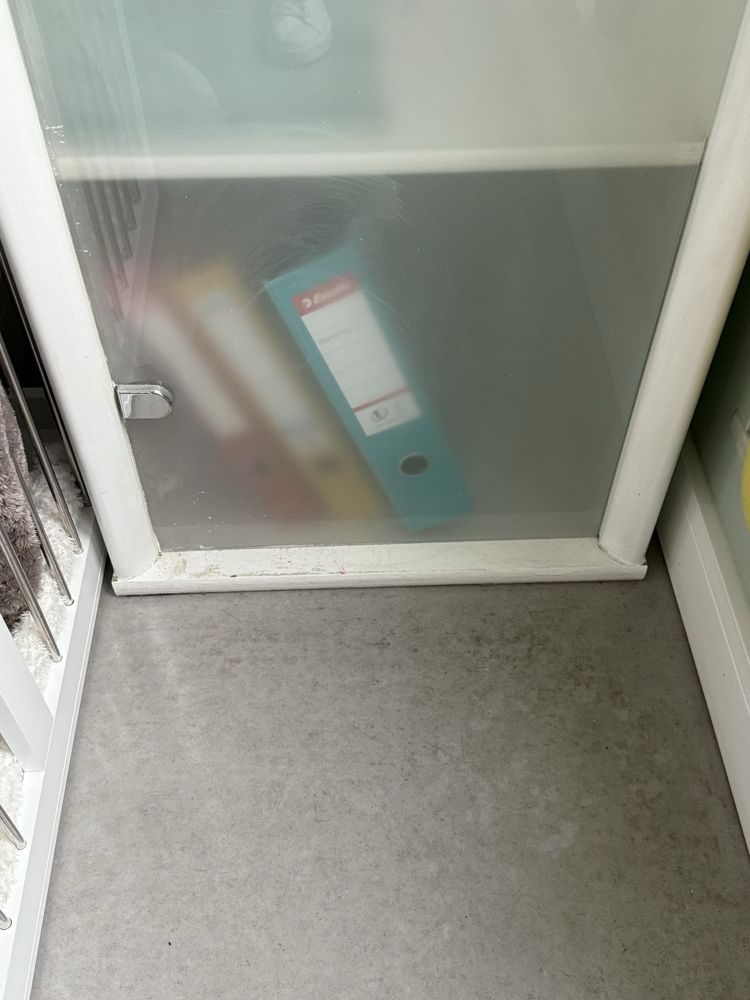 Biała szafka szklane drzwi