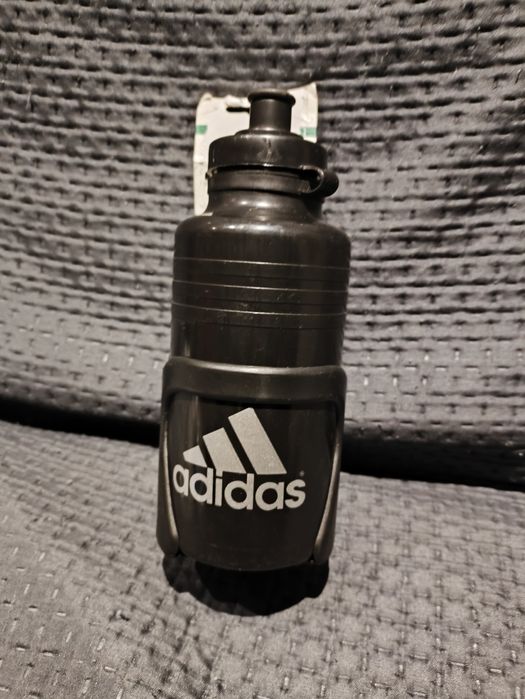 Nowy bidon Adidas z uchwytem