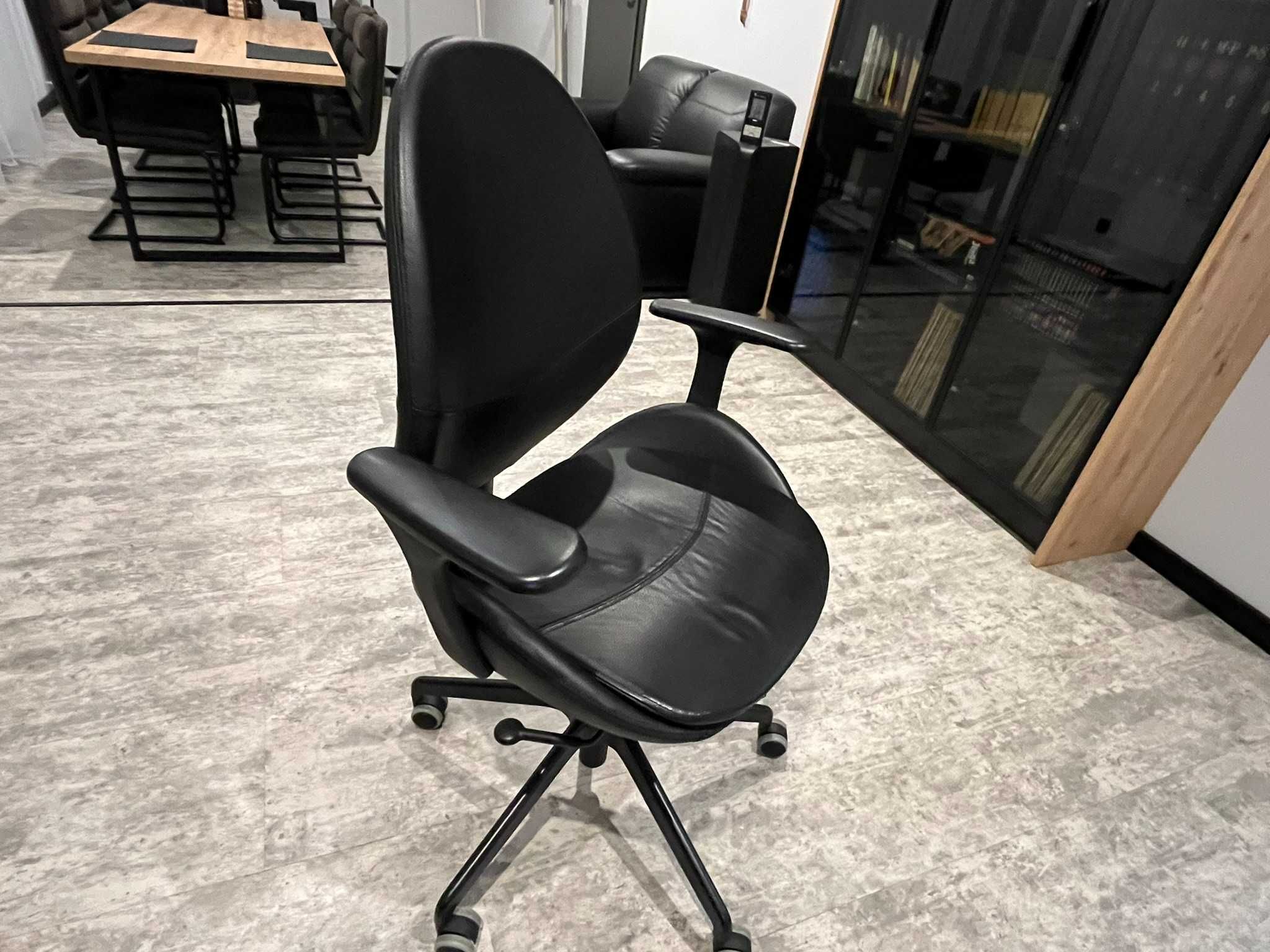 Krzesło biurowe   HATTEFJÄLL     czarna skóra