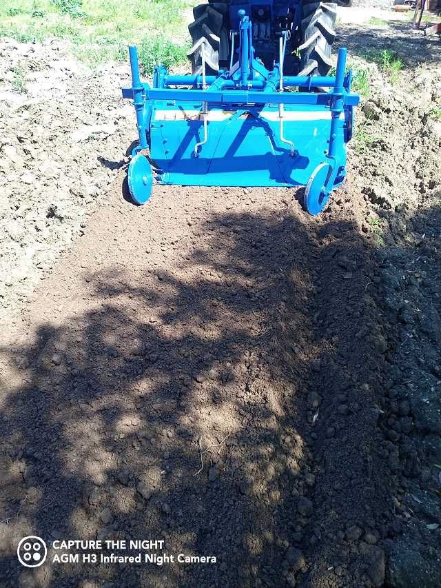 Tractor Kubota 4x4 com carregador frontal e fresa