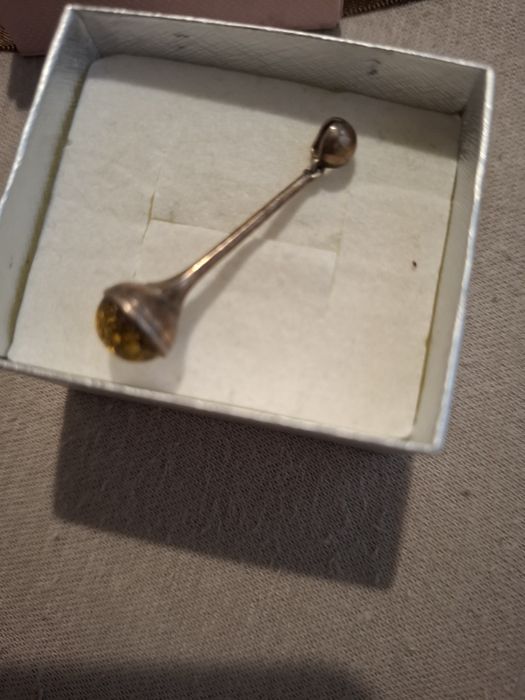 Zawieszka,stara z bursztynem