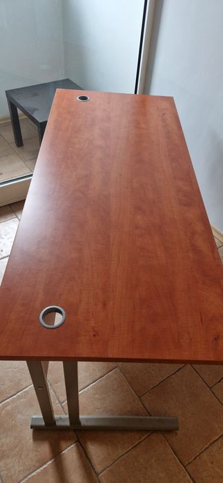 Biurko biurowe z otworami