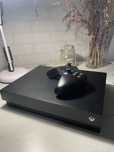 Xbox one X 1 TB + pad