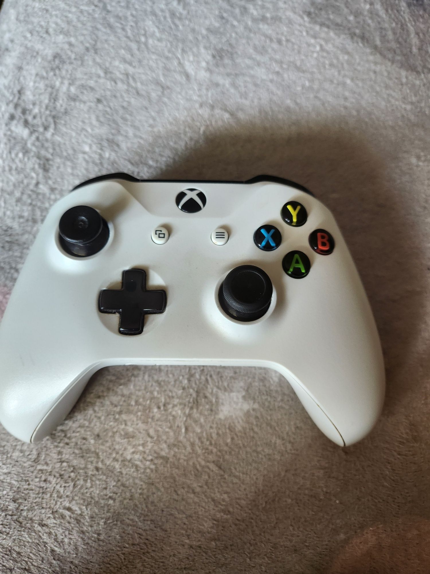 Pad xbox one bialy