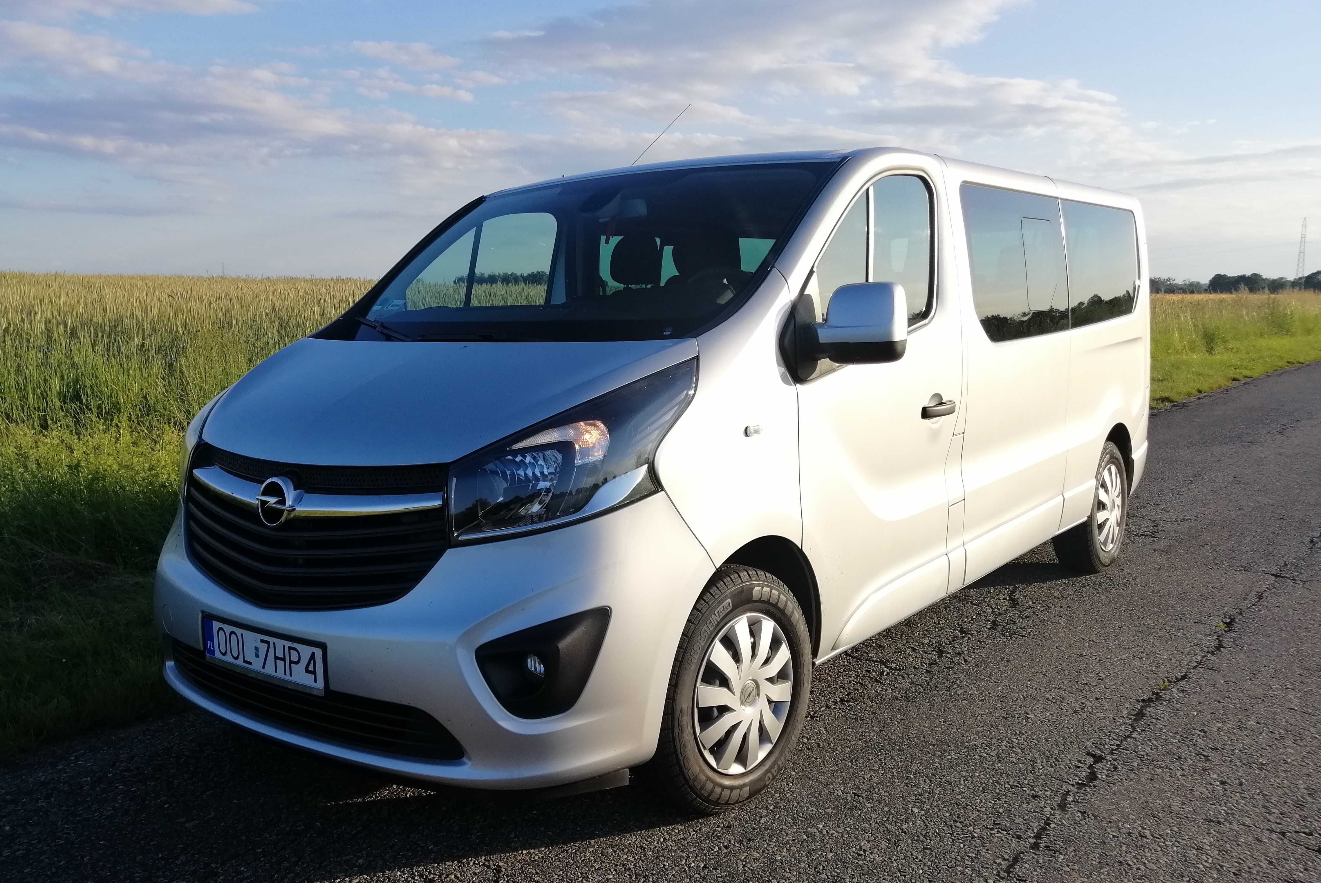 Wynajem busa Opel Vivaro LONG - 9 osobowy