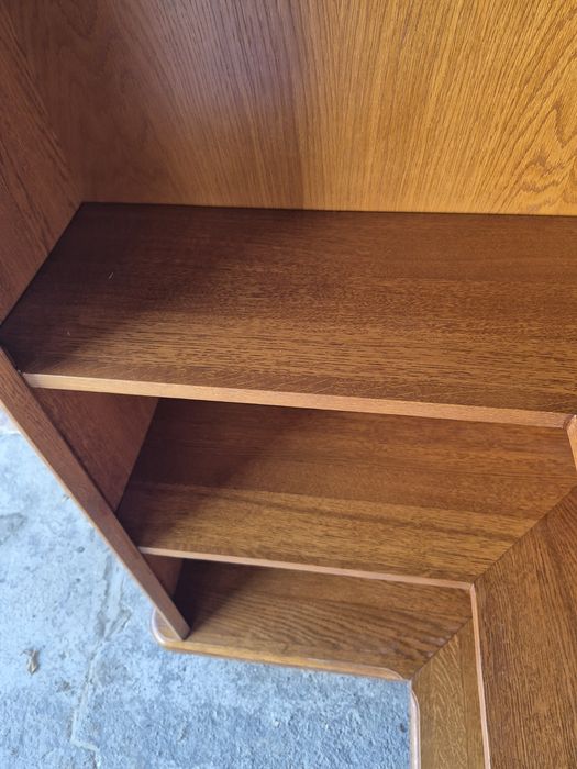 Drewniany regał narożny