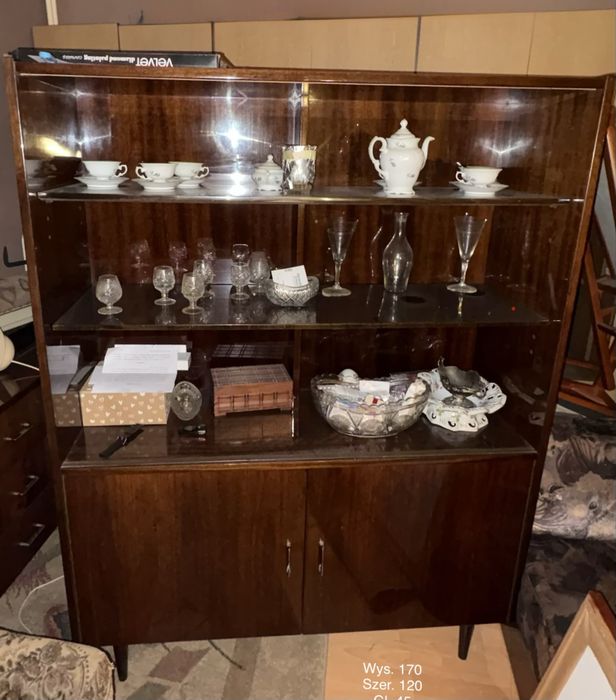 Kredens PRL na wysokich nóżkach