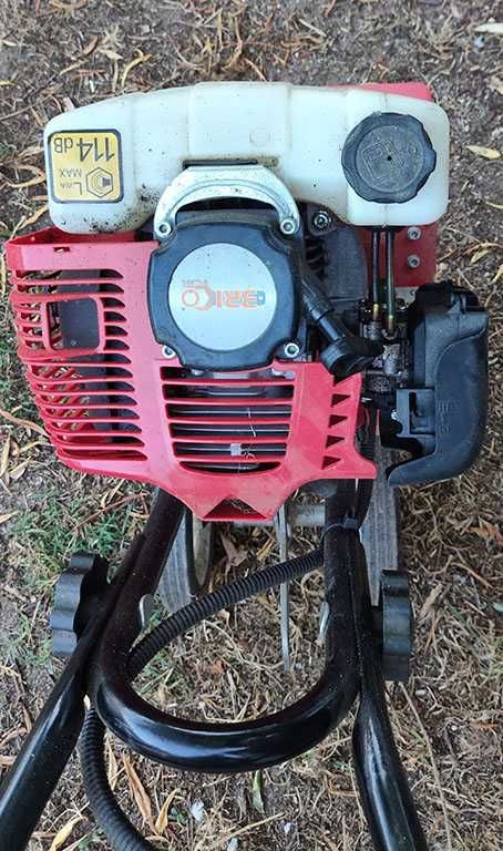 Motoenxada a Gasolina, a trabalhar em Bom Estado.