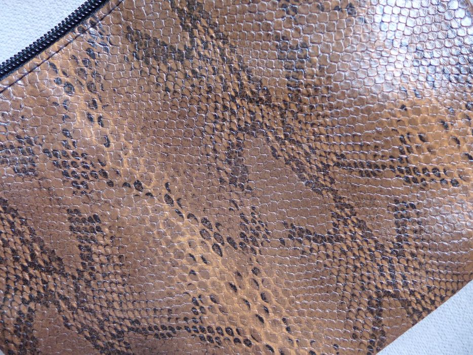 Mała lekka torebka na ramię - skóra węża - regulowany długi pasek