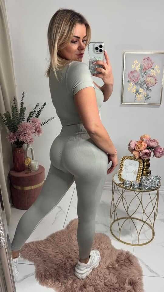 Komplet sportowy, elastyczny, modelujący top i legginsy