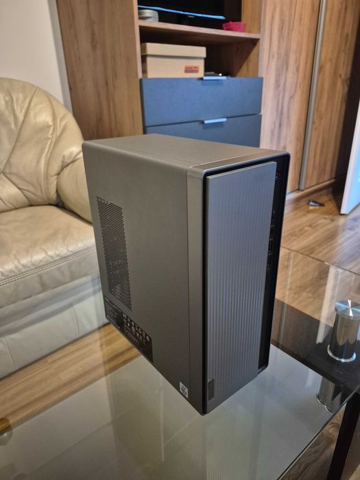 Komputer stacjonarny z monitorem