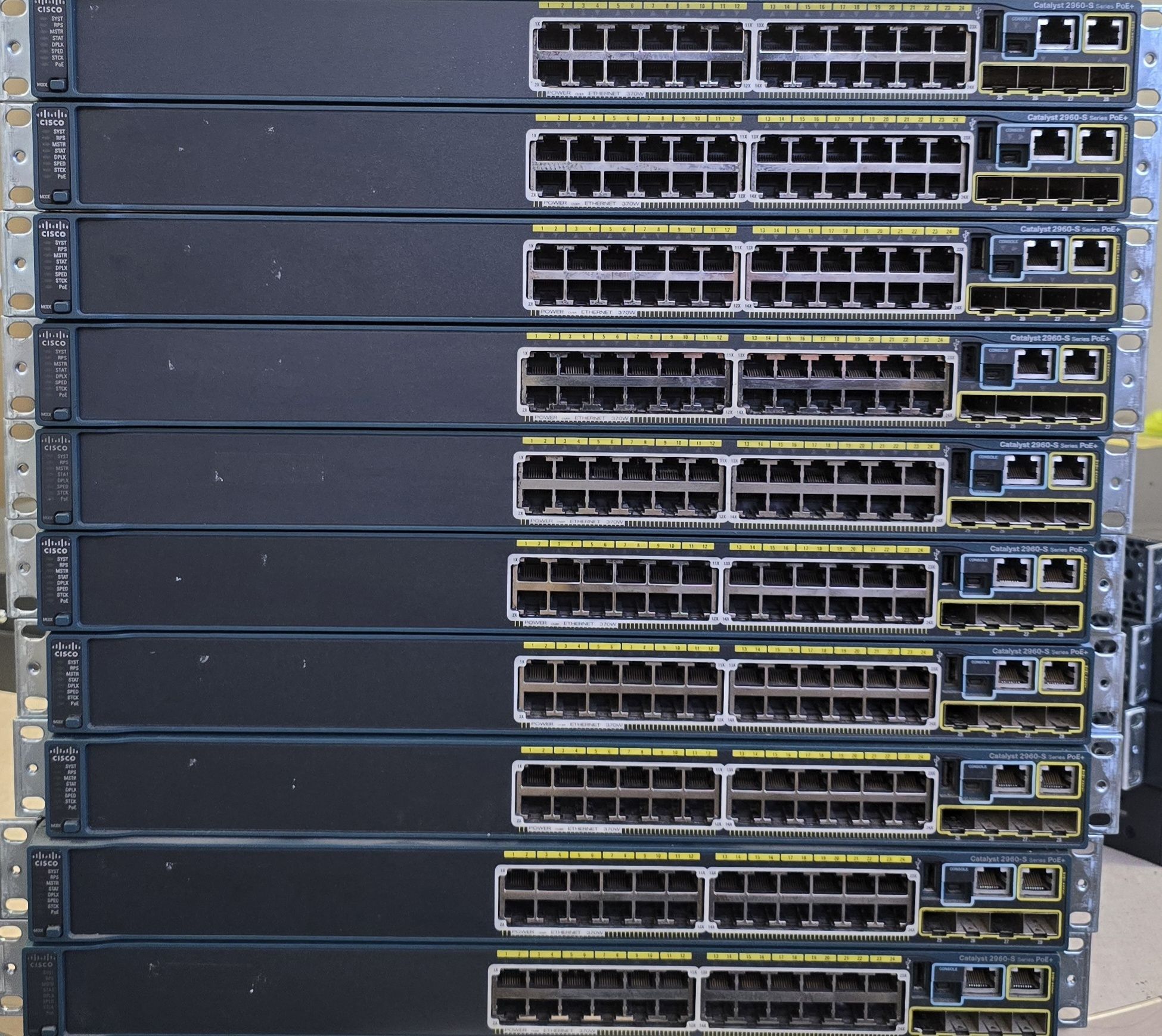 Cisco WS-C2960+24PC-S com módulo e cabos de stack