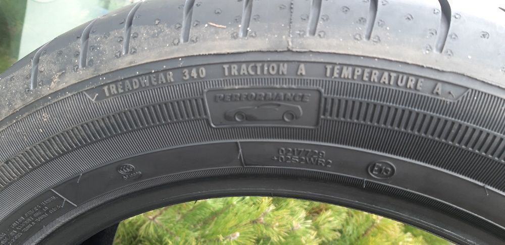 215/55R17 94V Goodyear Efficient Grip Performance lato komplet