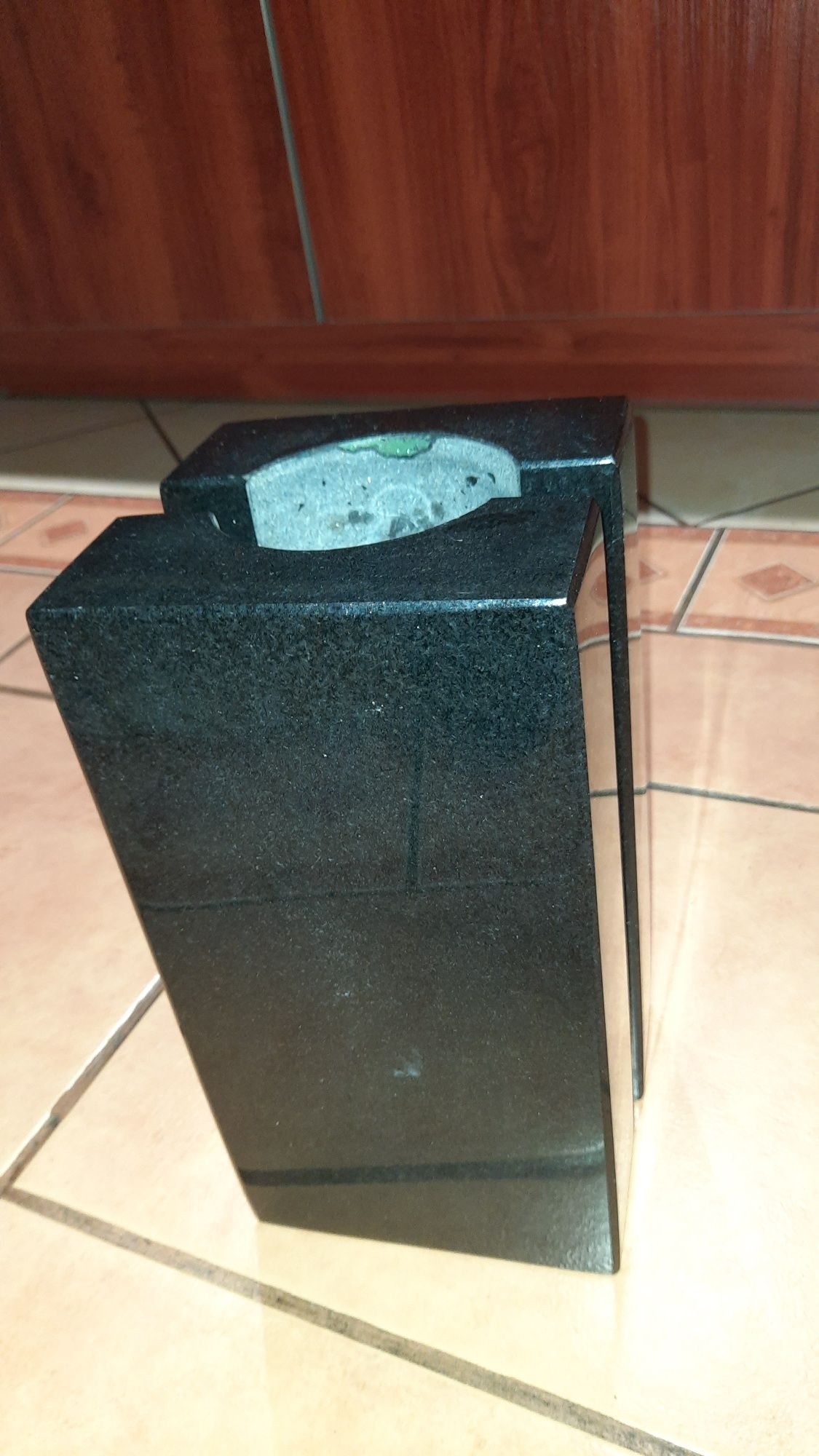 Wazon z czarnego marmuru na nagrobek