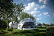 Glamping z jacuzzi nad jeziorem czorsztyńskim. Domki kopułowe, kominek