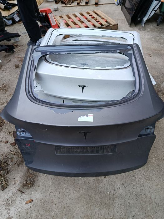 Ляда \ кришка багажника tesla MY