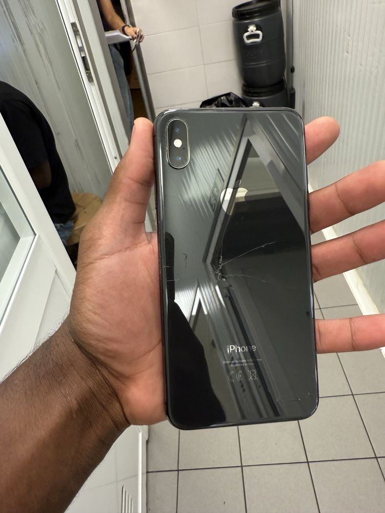 Iphone XS Max com a traseira partida.