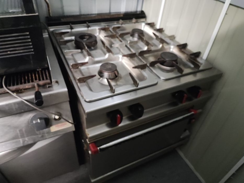 fogão industrial de 4 bocas com forno na parte inferior.