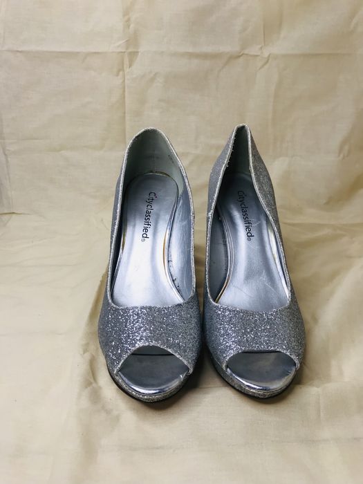 Босоножки серебристые на шпильке нарядные