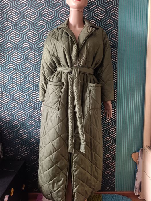 Осіннє стьобане пальто міді