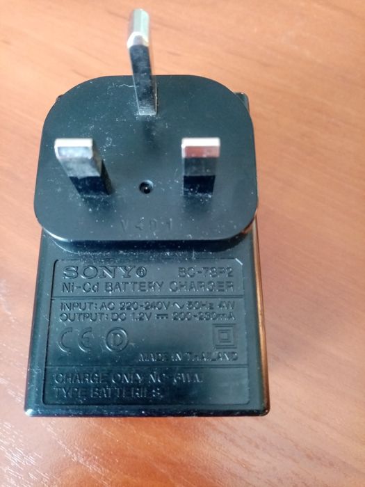 Зарядний пристрій-SONY.