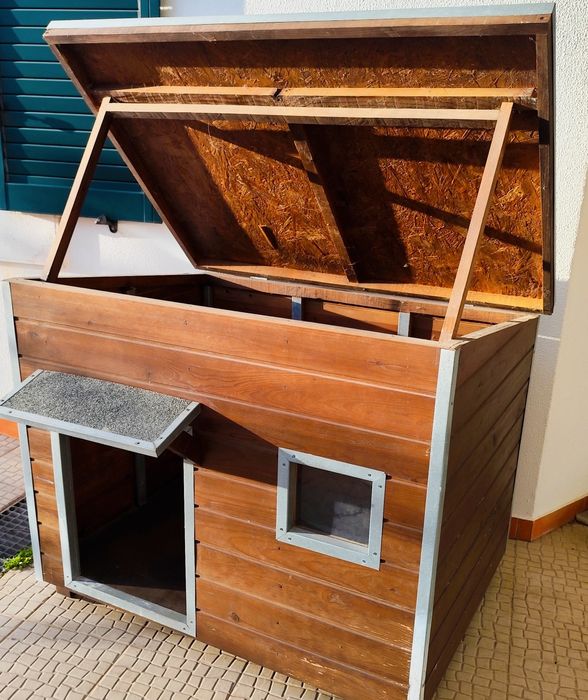 Casota de madeira com janela para cão (porte médio ou grande)