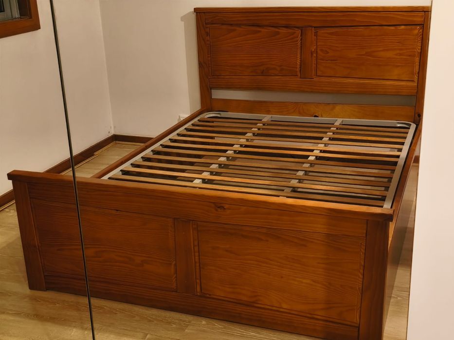 Cama  de casal em madeira com estrado e col