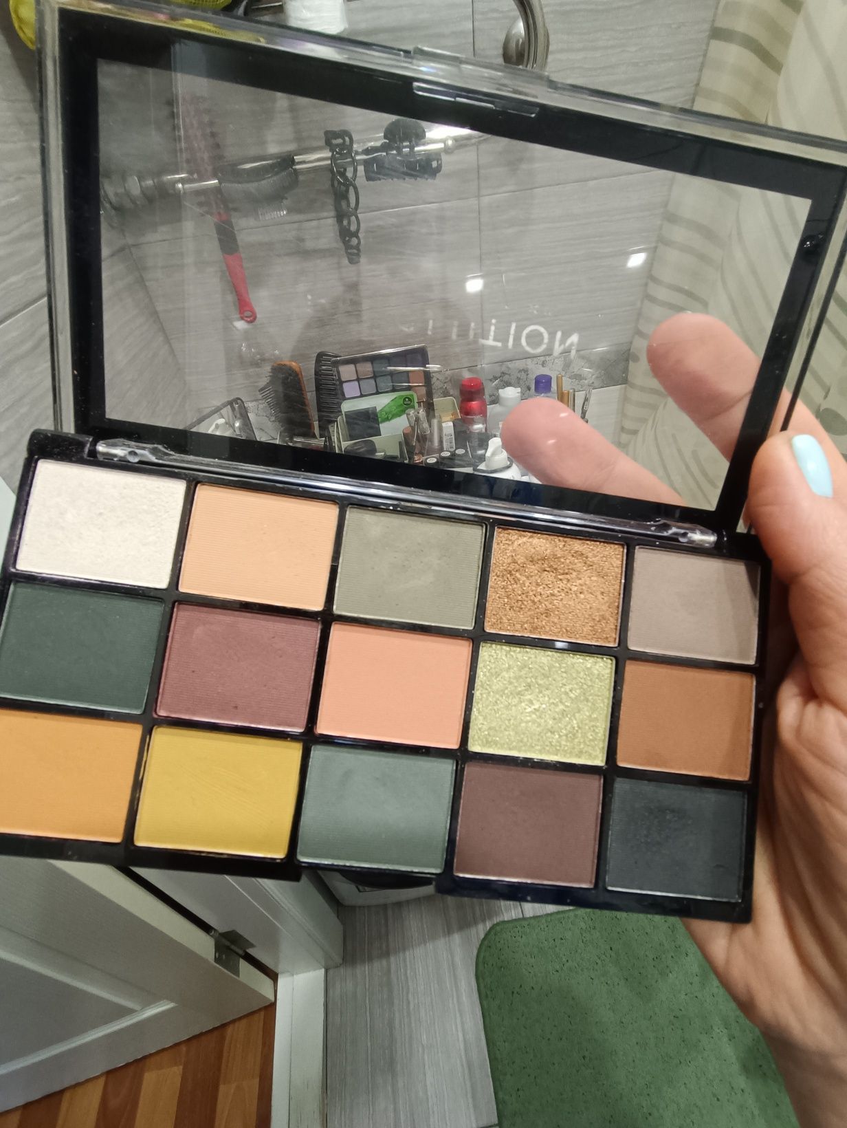 Палетка тіней Makeup Revolution Division Re-loaded Palette