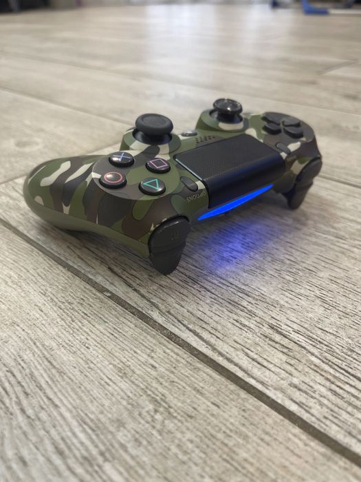 PS4 + 6 дисков + 2 джойстика (торг уместен)