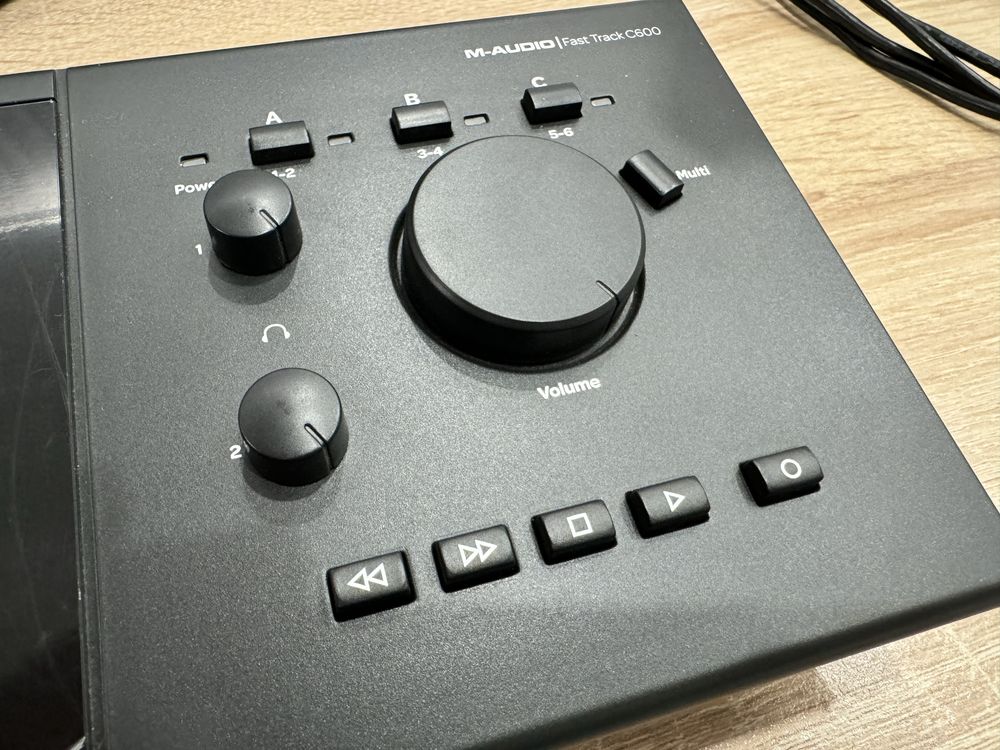 Нова звукова карта AVID Fast Track C600 Аудіоінтерфейс USB 6х6
