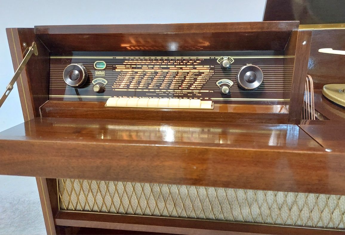 Móvel Braun com rádio e gira discos