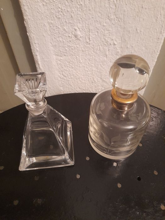 Frascos cristal e golfinho em corno